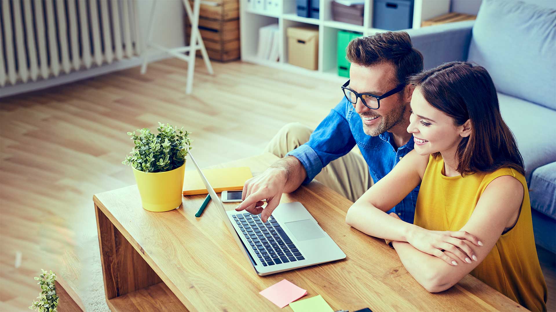 Paar kontaktiert den neutralen Berater für Internet, TV und Telefonie – neutrale Beratung rund um das Glasfasernetz von Siggenthal4net in Untersiggenthal und Obersiggenthal