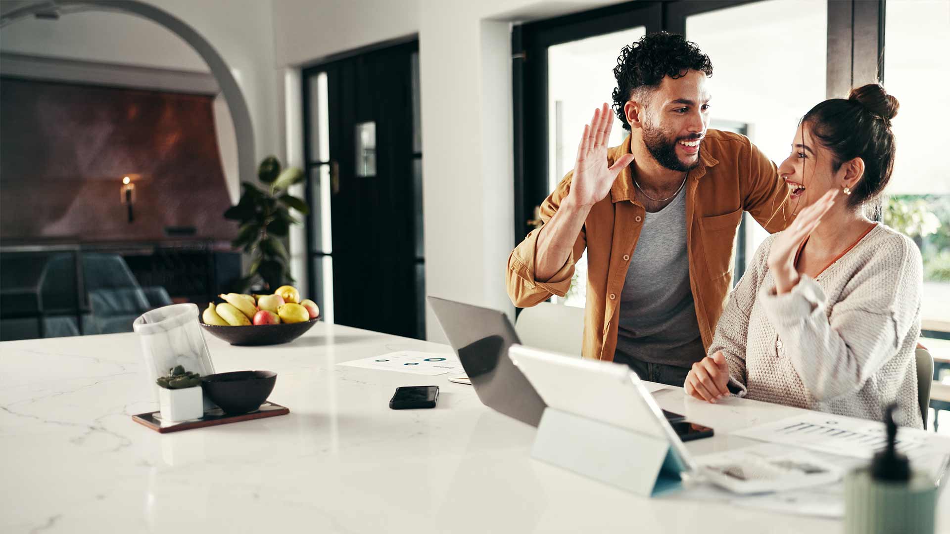 Paar vergleicht Provider für Internet, TV und Telefonie am Tablet – Anbieter auf dem Glasfasernetz von Siggenthal4net in Untersiggenthal und Obersiggenthal