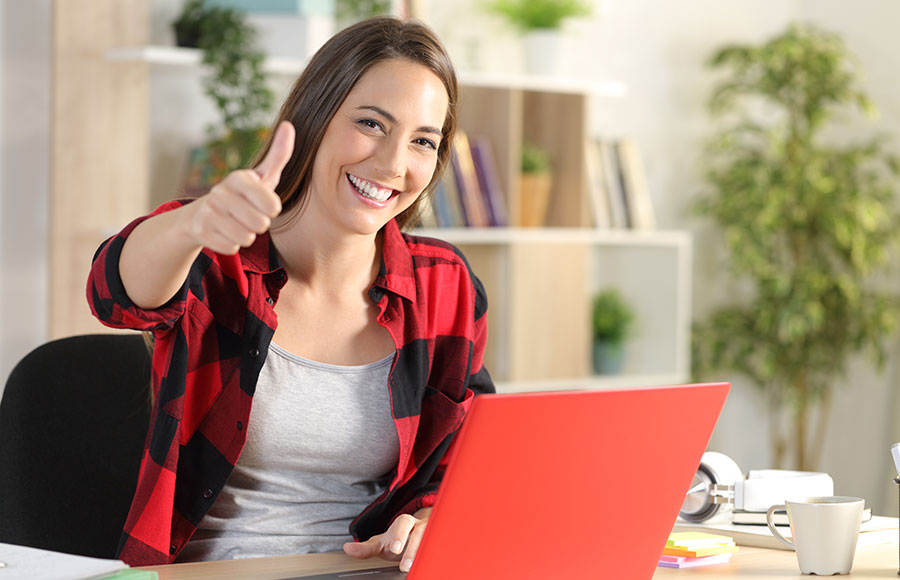 Kundin nutzt digitales Angebot – offenes Glasfasernetz von Siggenthal4net mit freier Wahl zwischen verschiedenen Providern