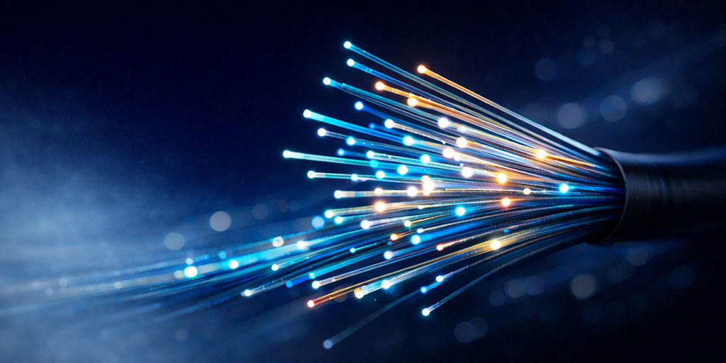 Leuchtende Glasfasern in einem Kabel – Ausbau des Glasfasernetzes durch Siggenthal4net