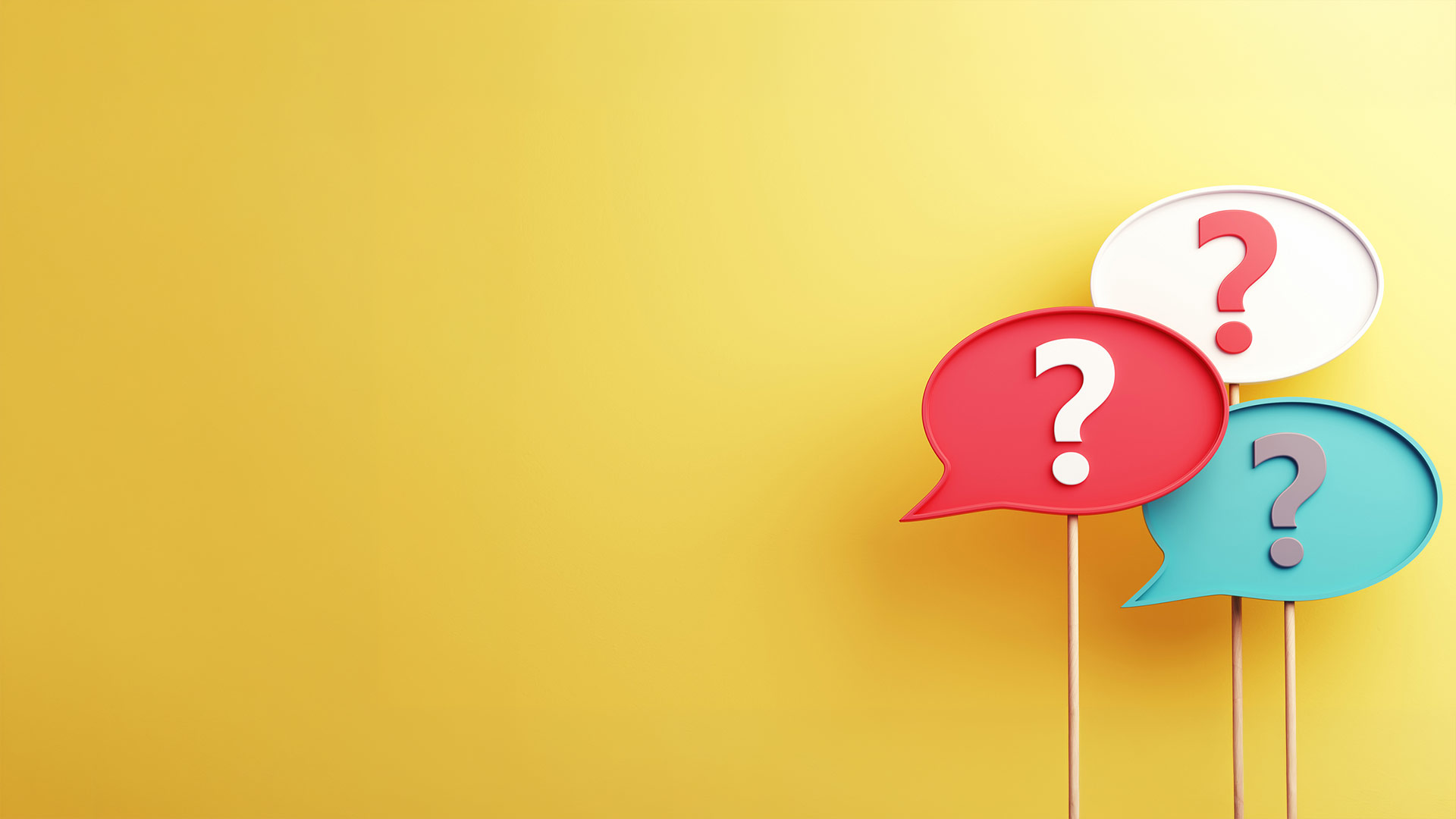 Farbige Sprechblasen mit Fragezeichen vor gelbem Hintergrund – häufige Fragen zum Glasfasernetz von Siggenthal4net in Untersiggenthal und Obersiggenthal