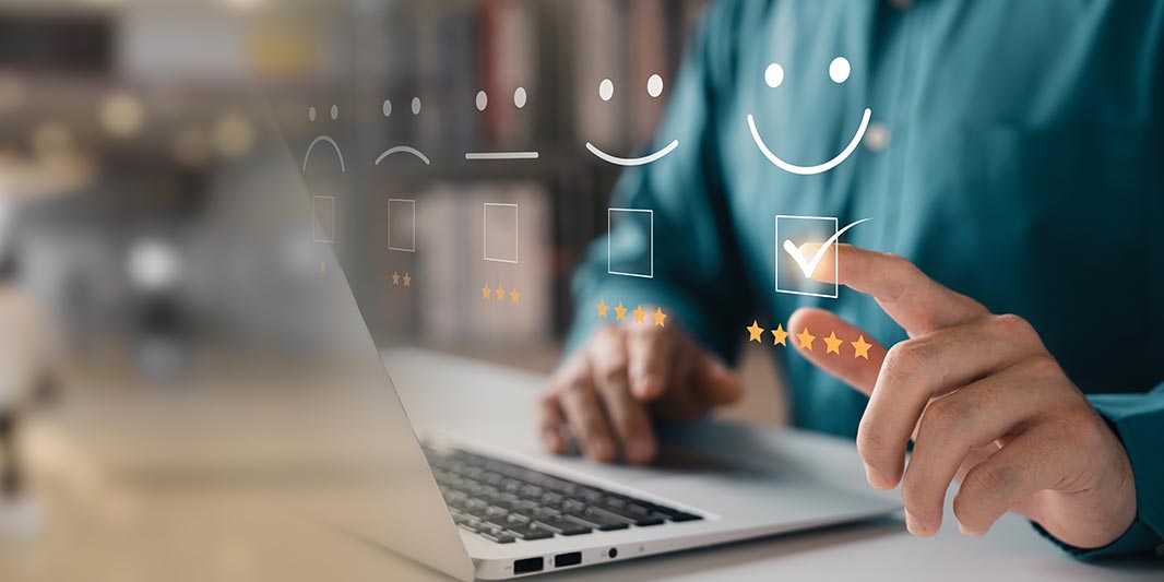 Symbolbild mit Laptop, Finger und Sternebewertung als Teaser für die Glasfasernetz Beratung von Siggenthal4net.